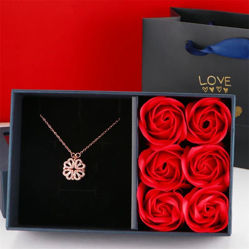 TREVOAMOR® - Colar com Trevo de Coração e 6 Rosas - Elegância e Simbolismo em Cada Detalhe -Promoção Hoje