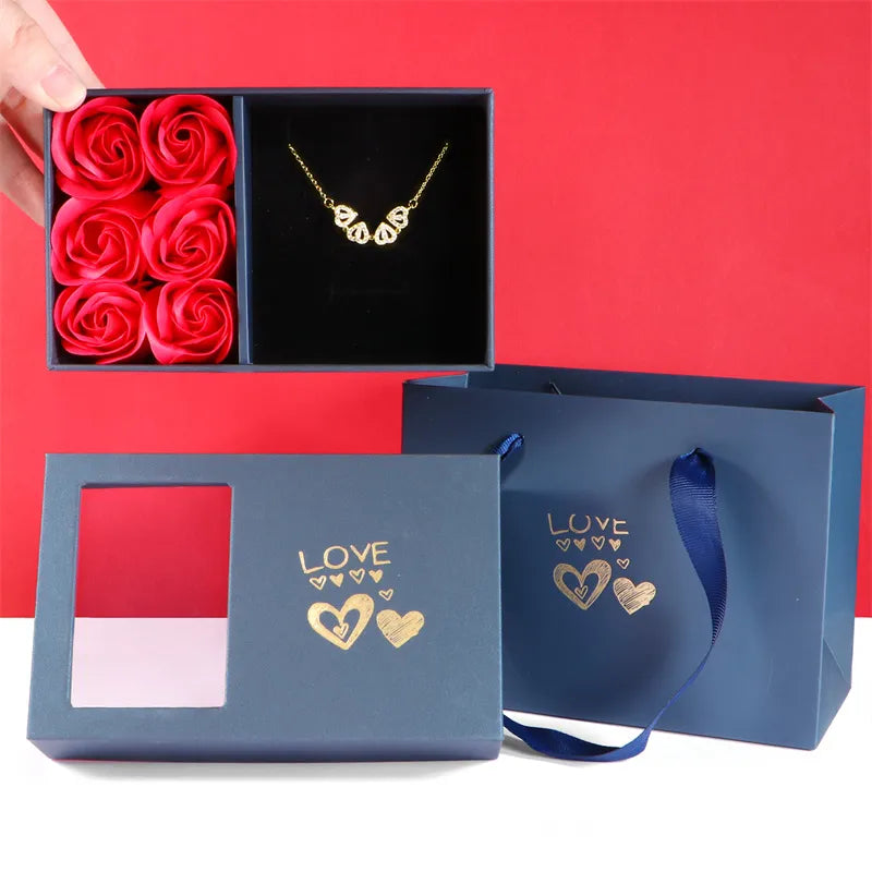 TREVOAMOR® - Colar com Trevo de Coração e 6 Rosas - Elegância e Simbolismo em Cada Detalhe -Promoção Hoje